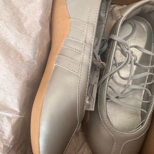 Converse Silver and Tan Men's Sneakers